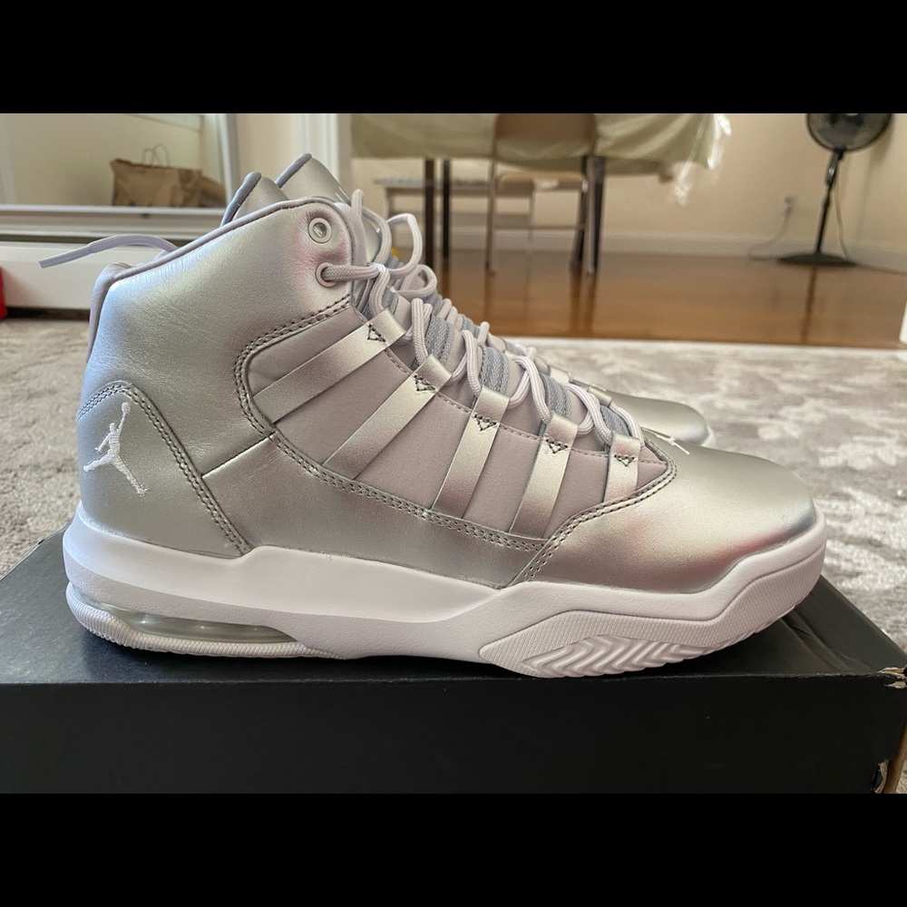 Jordan max Aura New with box
